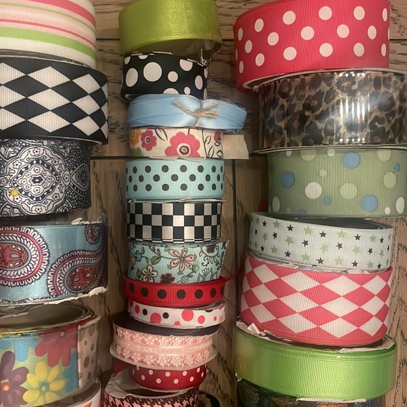 41 spools of various colors, patterns, sizes and lengths of premium Ribbon - Picture 3 of 9